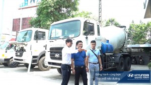 khach hang xem xe tai hyundai dong nam