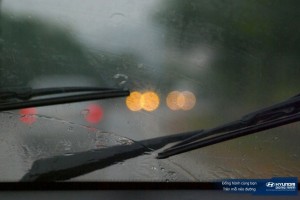 Đơn giản không ngờ với cách xử lý kính ô tô bị mờ khi trời mưa gió