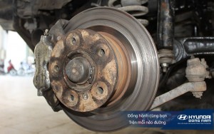 Dấu hiệu cảnh báo hệ thống phanh ô tô tải không an toàn