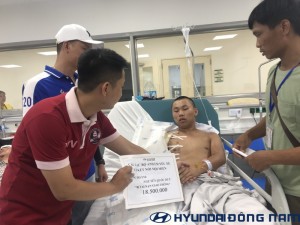 Trao 18.500.000 cho em Nguyễn Quốc Duy bị tai nạn xe tải nghiêm trọng có hoàn cảnh gia đình khó khăn