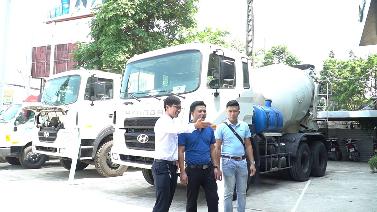khách hàng xem xe tại Hyundai Đông Nam