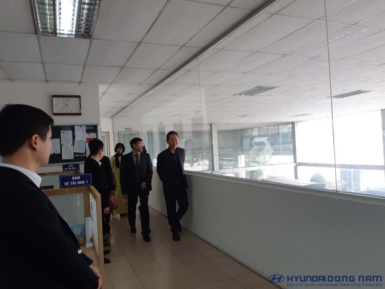 Ông Kang tới thăm các phòng ban
