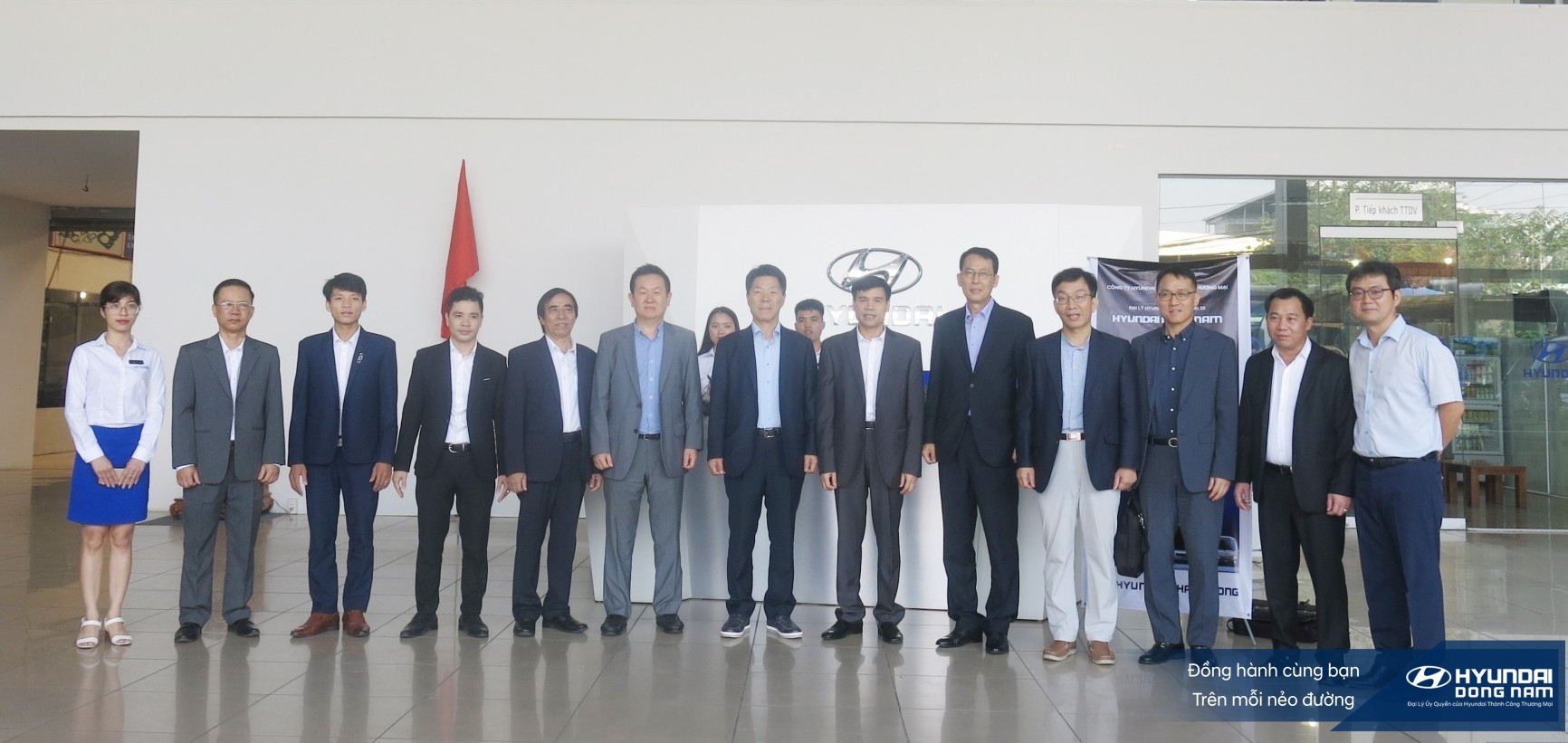 Lanh dao HMC và HTCV tới thăm Hyundai Đông Nam (1)
