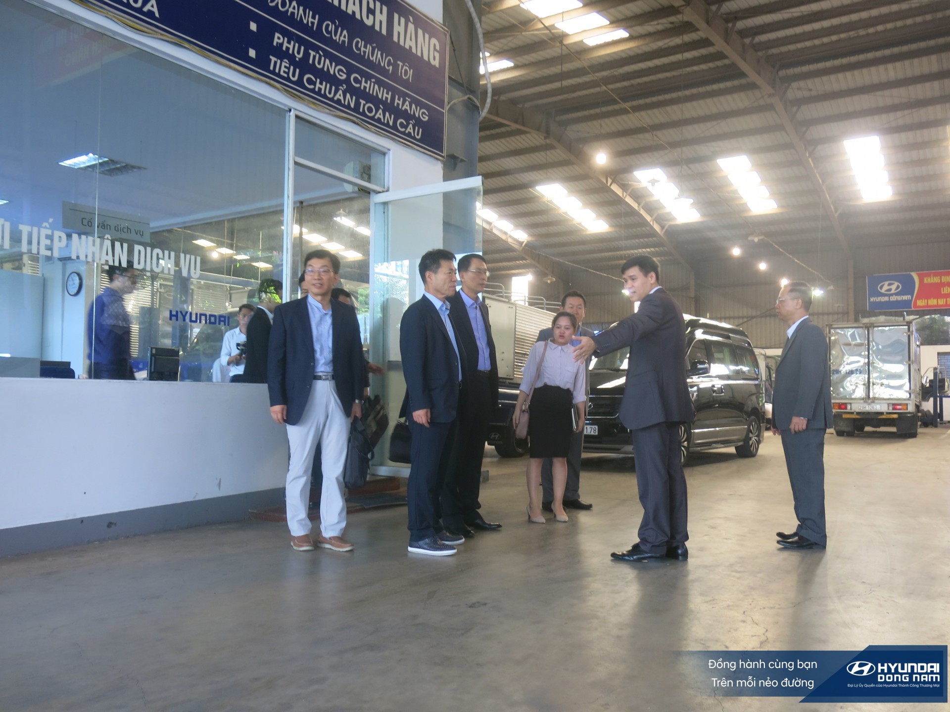 Lanh dao HMC và HTCV tới thăm Hyundai Đông Nam (6)