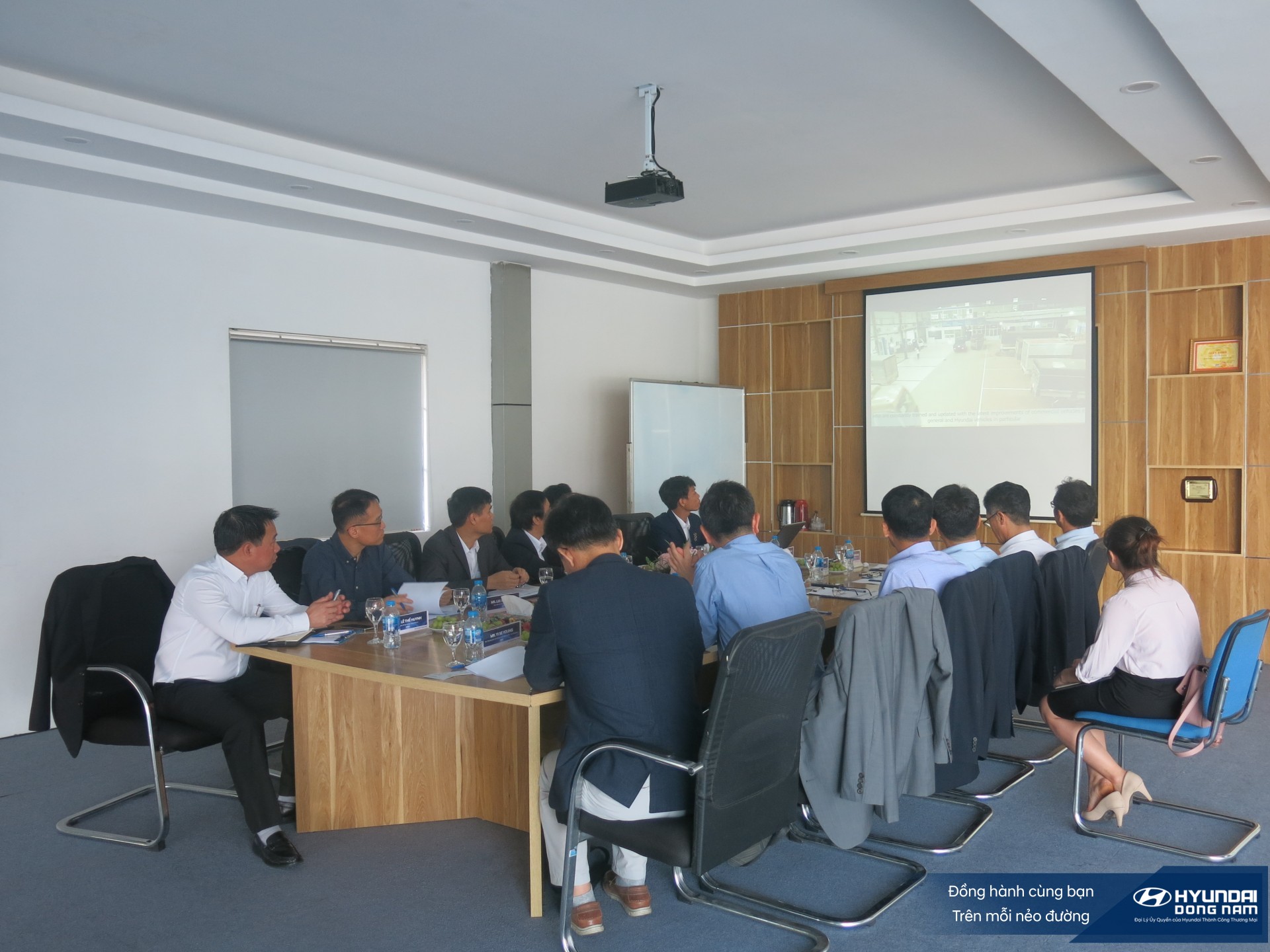 Lanh dao HMC và HTCV tới thăm Hyundai Đông Nam (8)
