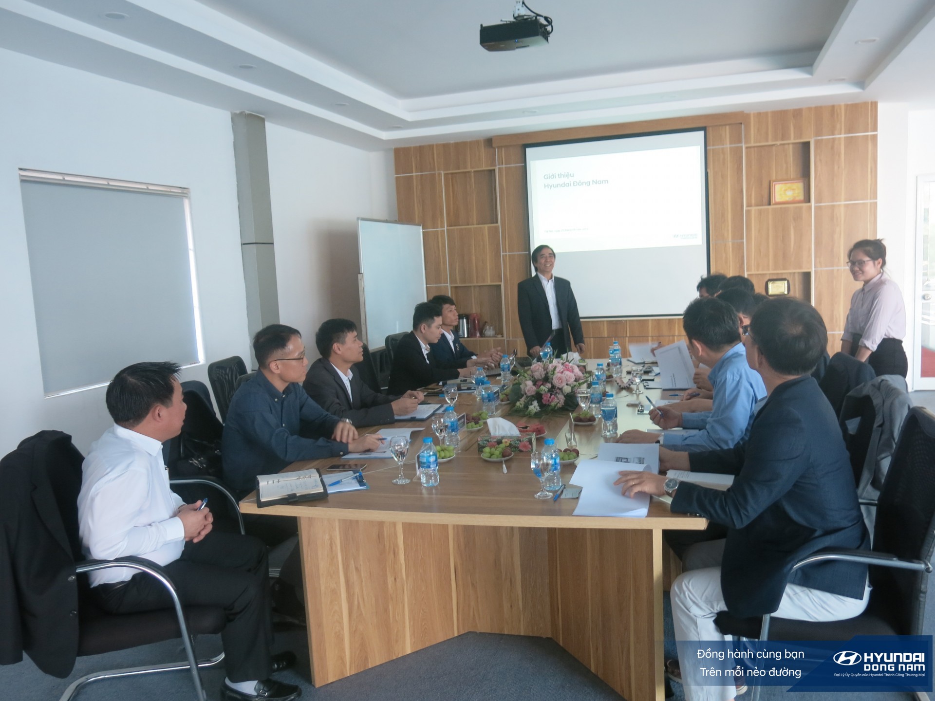 Lanh dao HMC và HTCV tới thăm Hyundai Đông Nam (9)