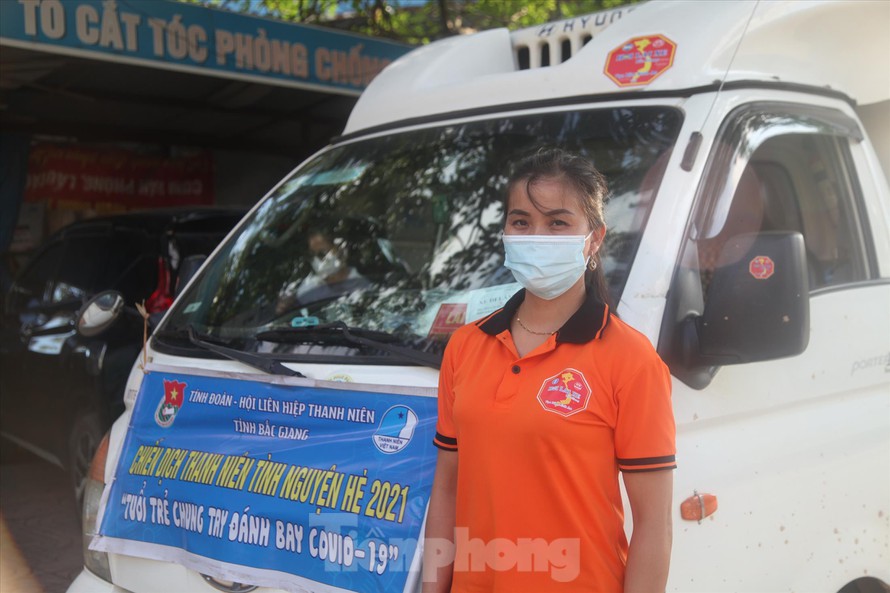 Những chuyến xe tải nghĩa tình trong tâm dịch