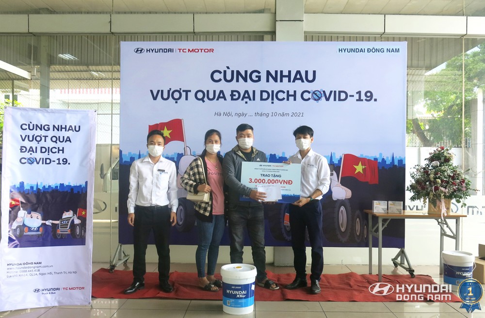 Trao tặng 23 phần quà tổng giá trị 92 triệu đồng cho khách hàng gặp khó khăn do dịch bệnh Covid-19
