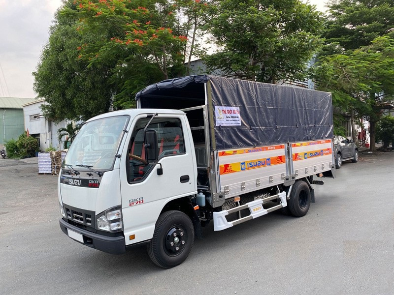 xe tai isuzu qkr270 thung mui bat 1 1