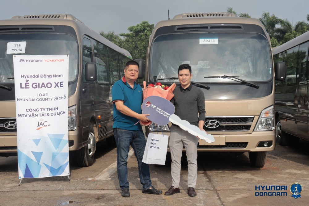 Hyundai Đông Nam Bàn Giao Lô Xe Hyundai County 29 Chỗ Cho Công Ty Jac