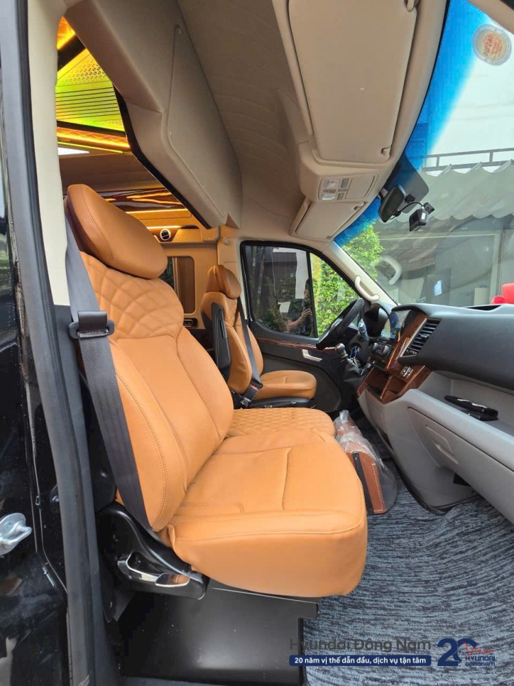 khoang lai xe solati limousine