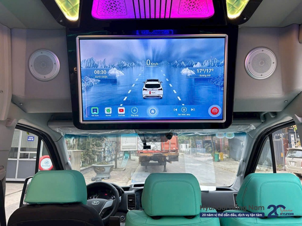 man hinh 32 inch xe solati limousine