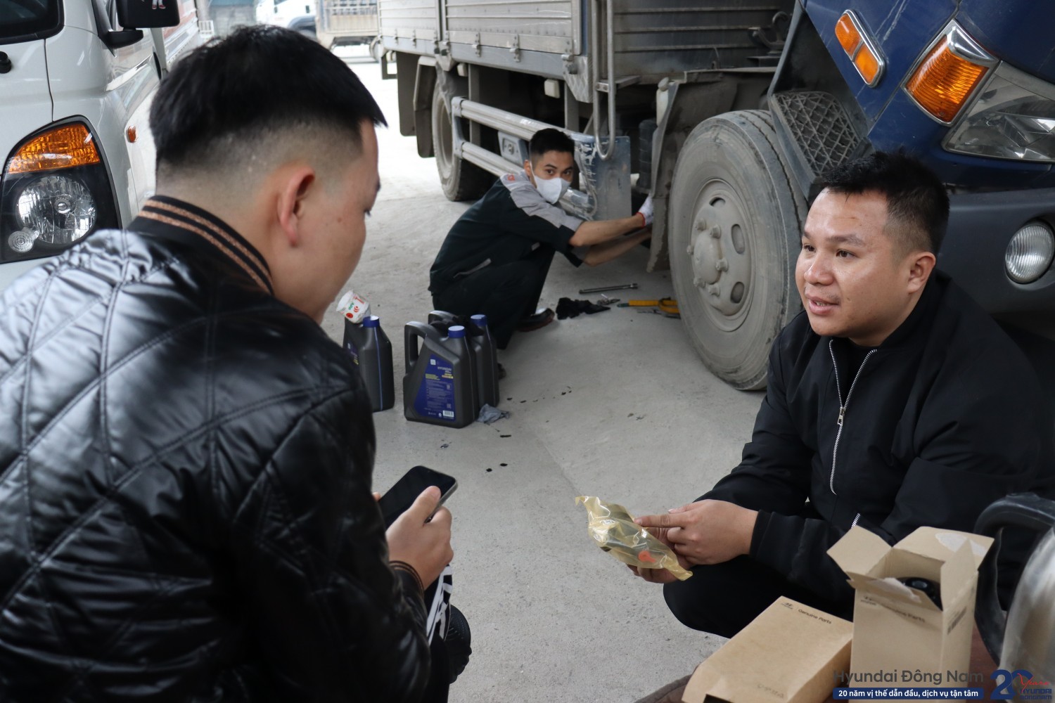 Cố vấn DV tư vấn phụ tùng cho khách hàng