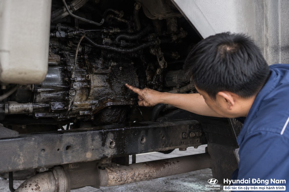 Mùi dầu cháy từ khoang động cơ