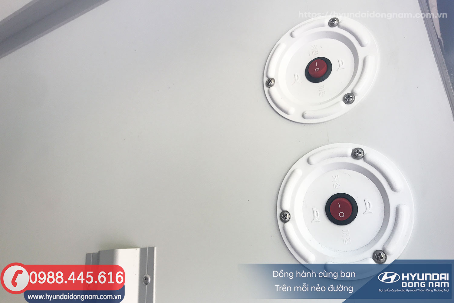 Công tắc điều khiển còi và đèn chiếu sáng trong thùng xe Hyundai 110SL dong lanh