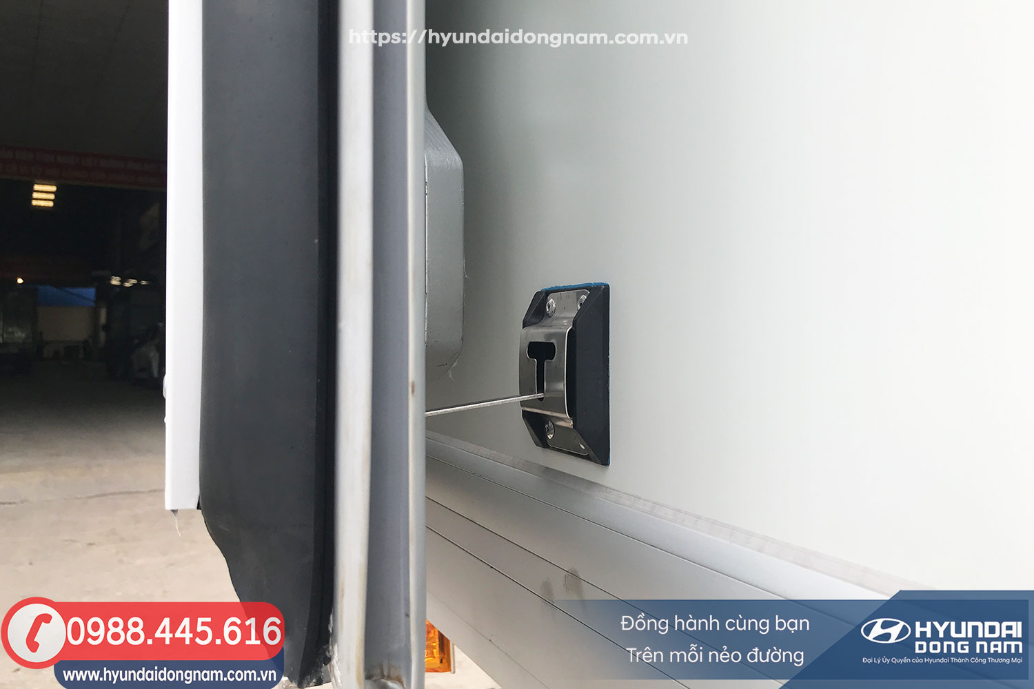 Khóa cửa sau Hyundai 110SL thung dong lanh 7 tan 2