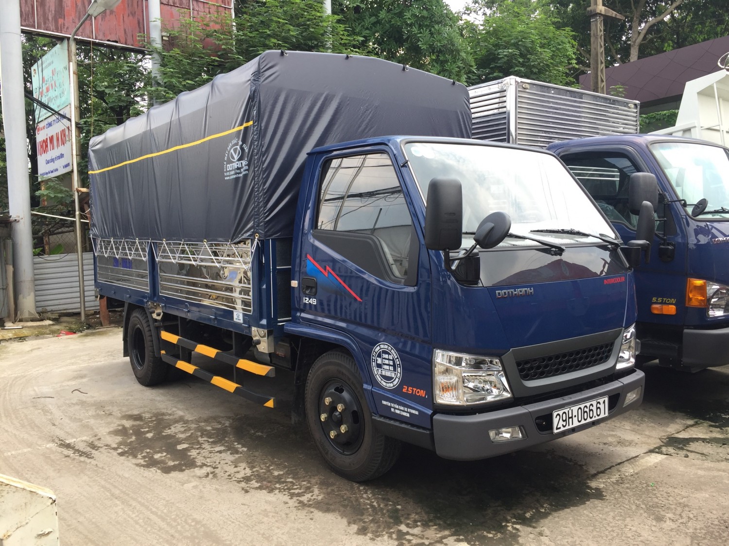 xe tai 2 4 tan do thanh iz49 thung mui bat 1