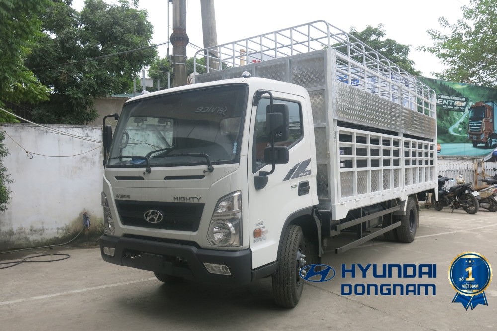 Mighty EX8L chở gia súc