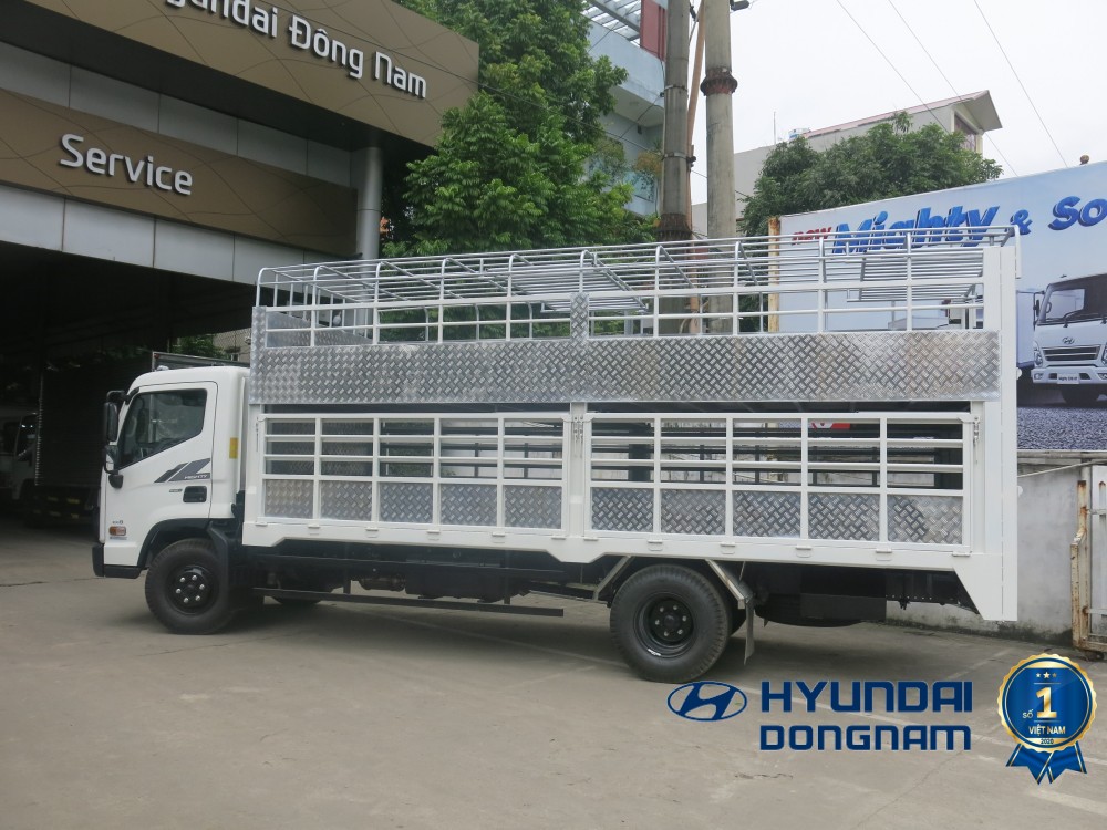 Mighty EX8L chở gia súc