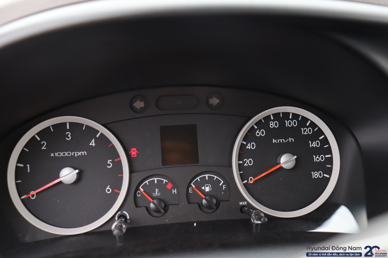 đồng hồ analog trên Hyundai H150