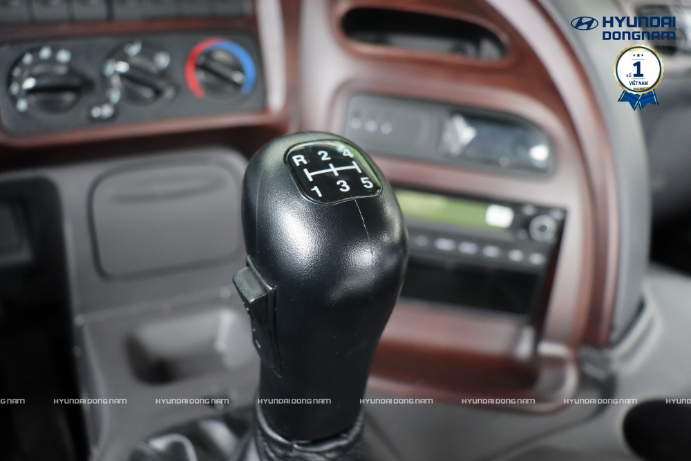 Cần số trên xe Hyundai HD320
