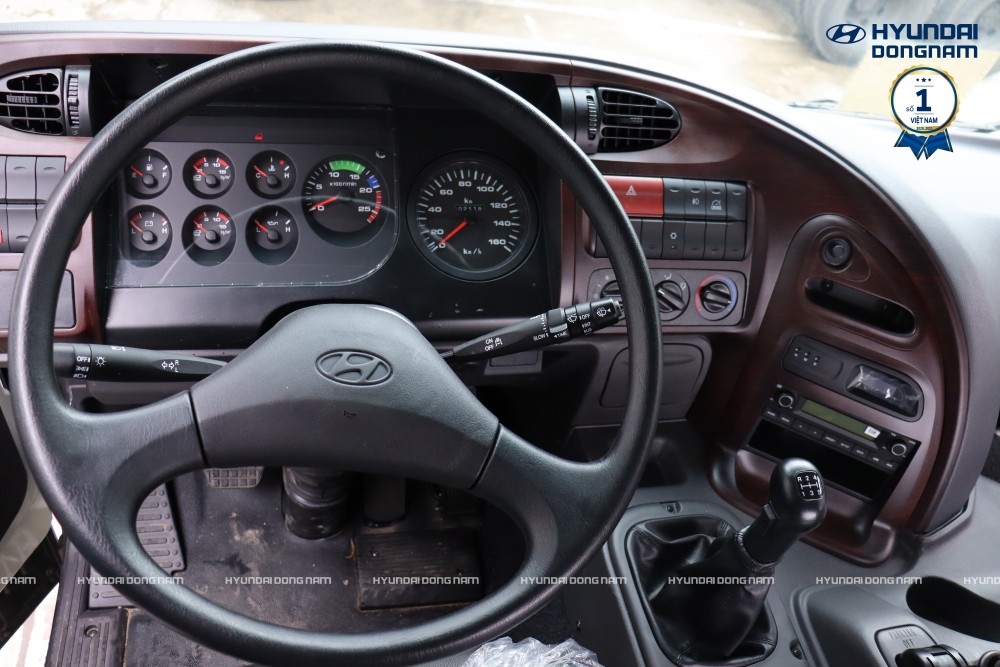 Khoang lái xe Hyundai HD320 nhập khẩu