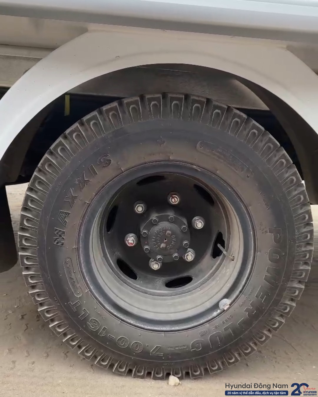 lốp sau Hyundai W750L thùng đông lạnh