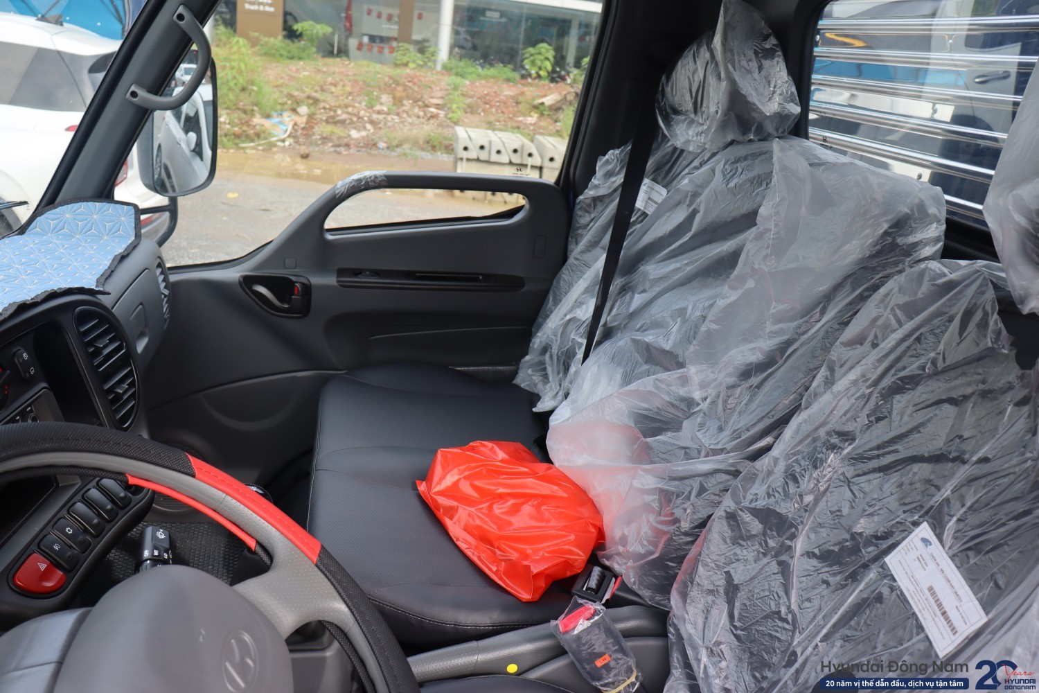 Nội thất Hyundai N250 thùng kín