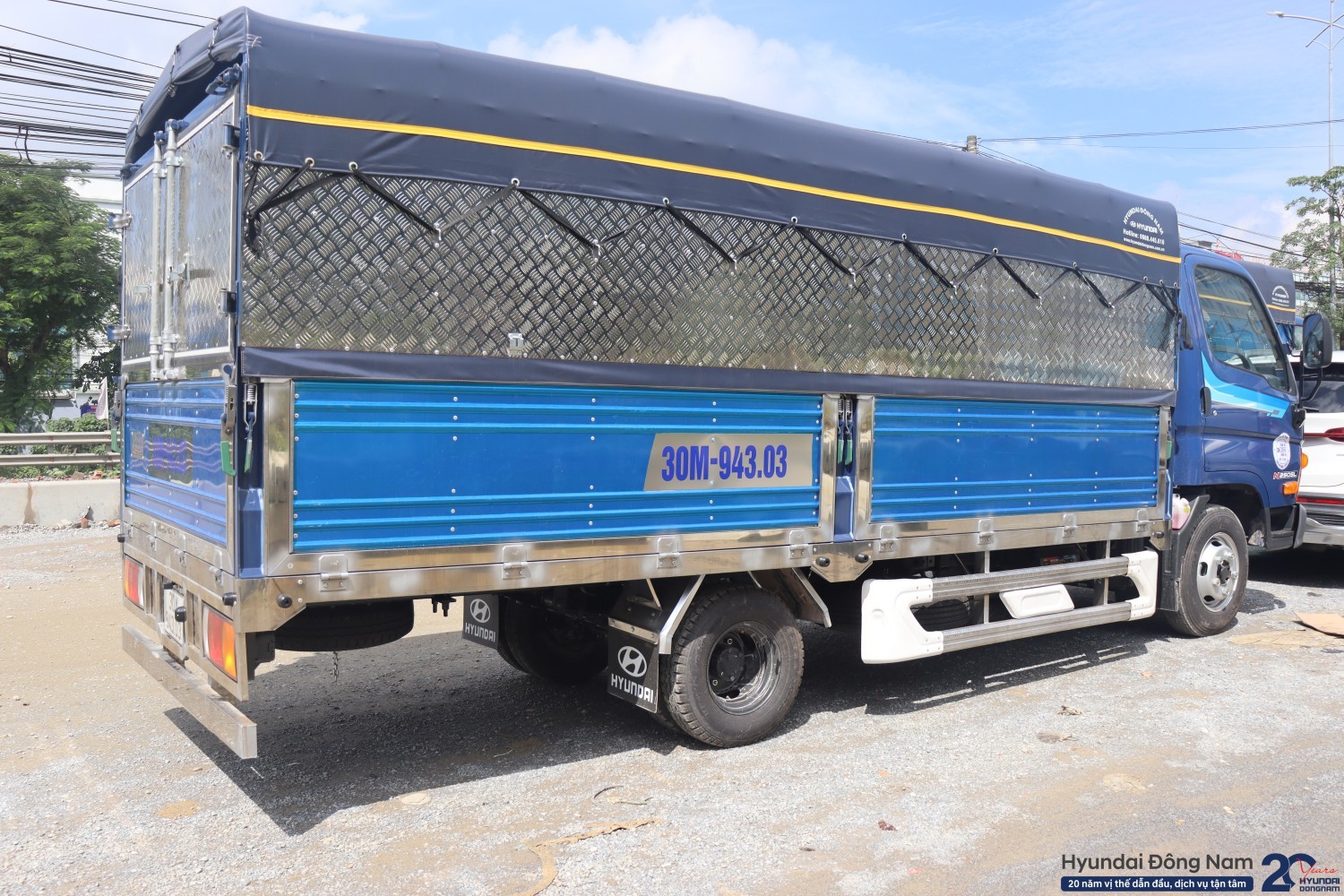 Hyundai N250SL thùng mui bạt inox