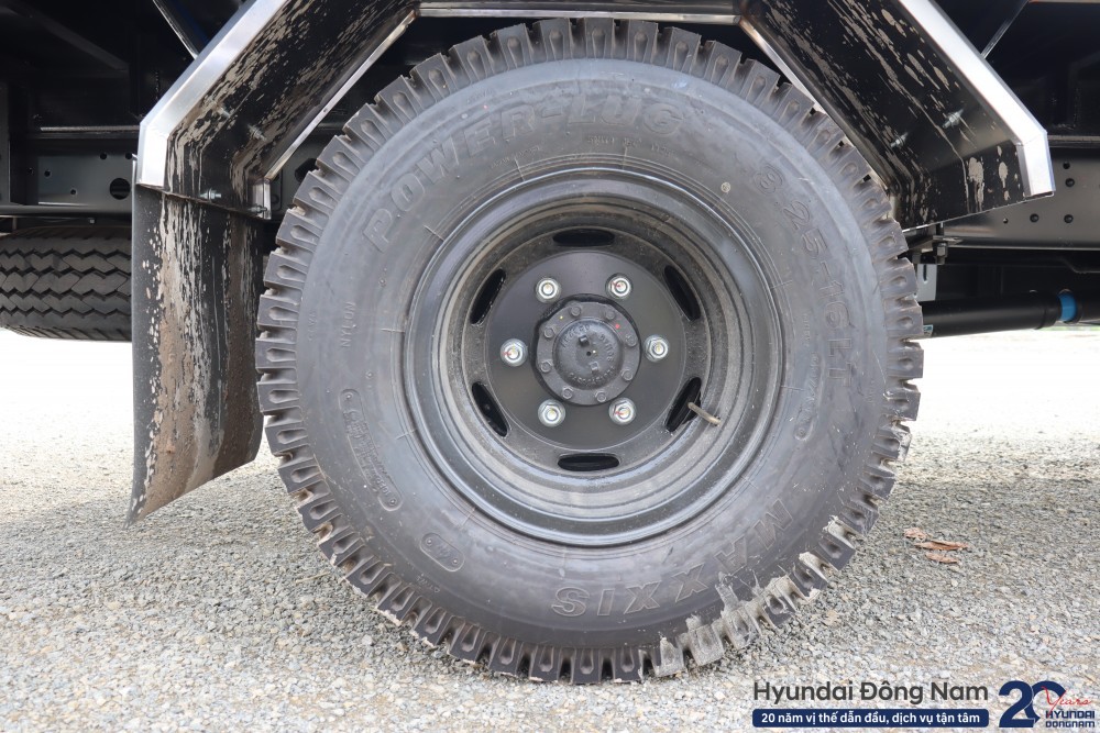Lốp xe 8.25-16 trên xe Hyundai W11S