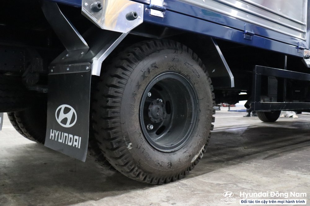 lốp sau Hyundai W11 XL thùng bạt